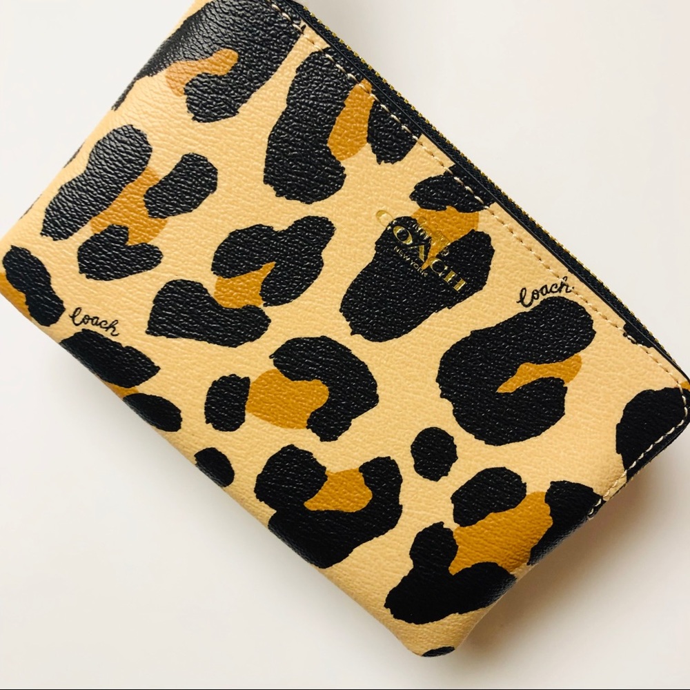 ❤️SOLD❤️Authentic Coach wristlet animal print